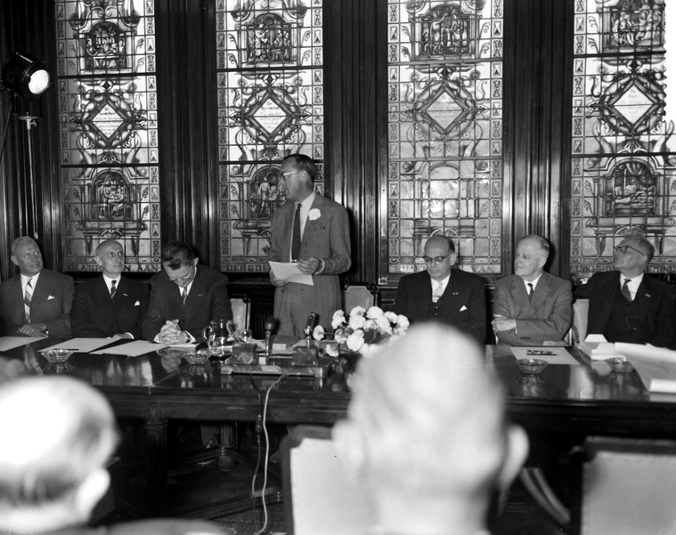 Uitreiking zilveren anjers. Prins Bernhard tijdens openingsrede, Bestanddeelnr 912-6246