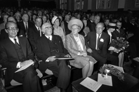 Uitreiking van de prijs door prins Bernhard aan de Zwitserse psycholoog-pedagoog, Bestanddeelnr 925-6517