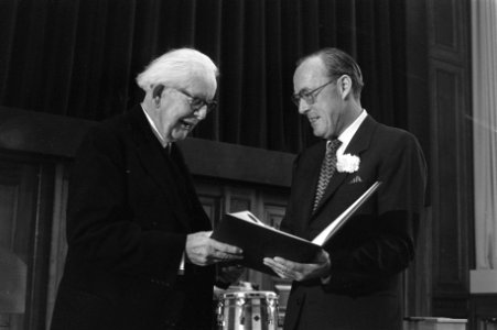 Uitreiking van de prijs door prins Bernhard aan de Zwitserse psycholoog-pedagoog, Bestanddeelnr 925-6518