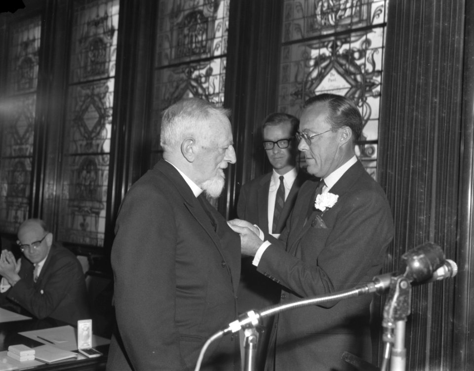 Uitreiking Zilveren Anjer door prins Bernhard prins Bernhard en Pater Drabbe, Bestanddeelnr 914-0691