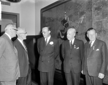 Uitreiking zilveren anjers door prins Bernhard in gebouw NHM. Zijne Koninklijke , Bestanddeelnr 915-3251