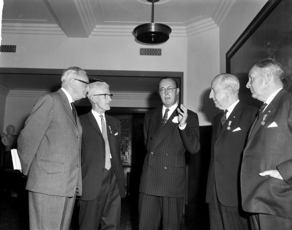 Uitreiking zilveren anjers door prins Bernhard in gebouw NHM. Prins Bernhard en , Bestanddeelnr 915-3255