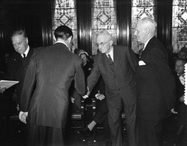 Uitreiking zilveren Anjers door Prins Bernhard in de groep, Bestanddeelnr 907-1864