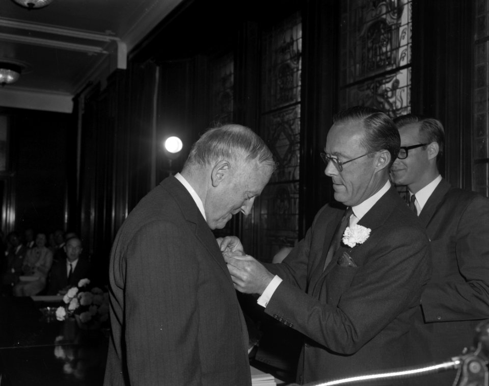 Uitreiking Zilveren Anjer door prins Bernhard mr. G.P. van Tienhoven, Bestanddeelnr 914-0693