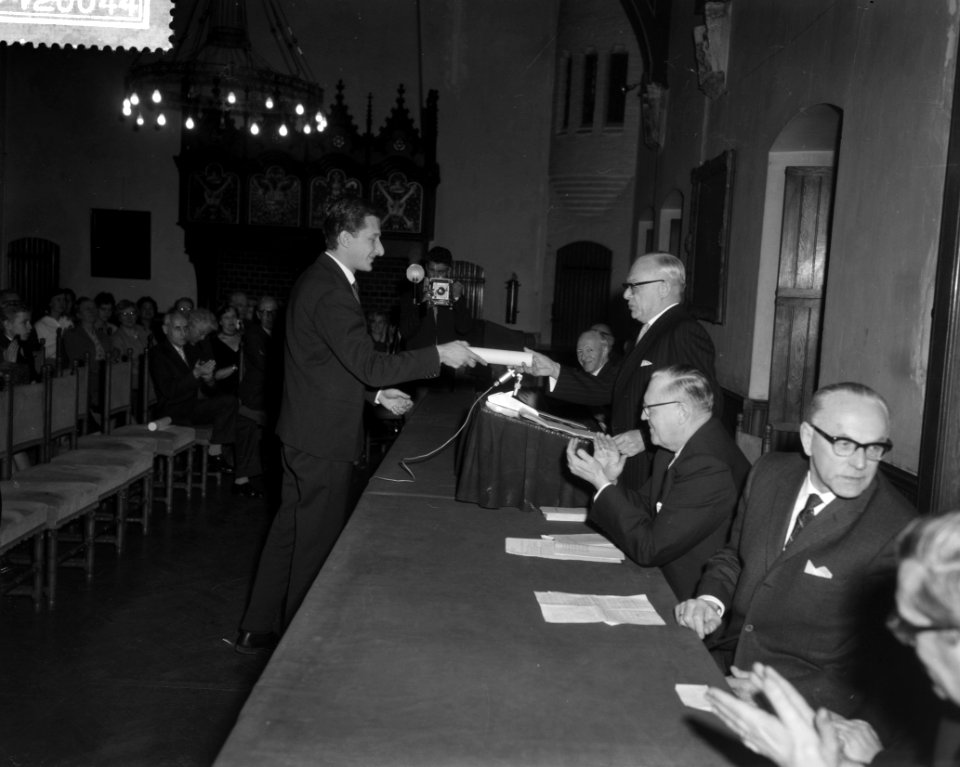 Uitreiking Visser Meerlandiaprijs in de Rolzaal te Den Haag, Harry Mulisch ontva, Bestanddeelnr 912-0044