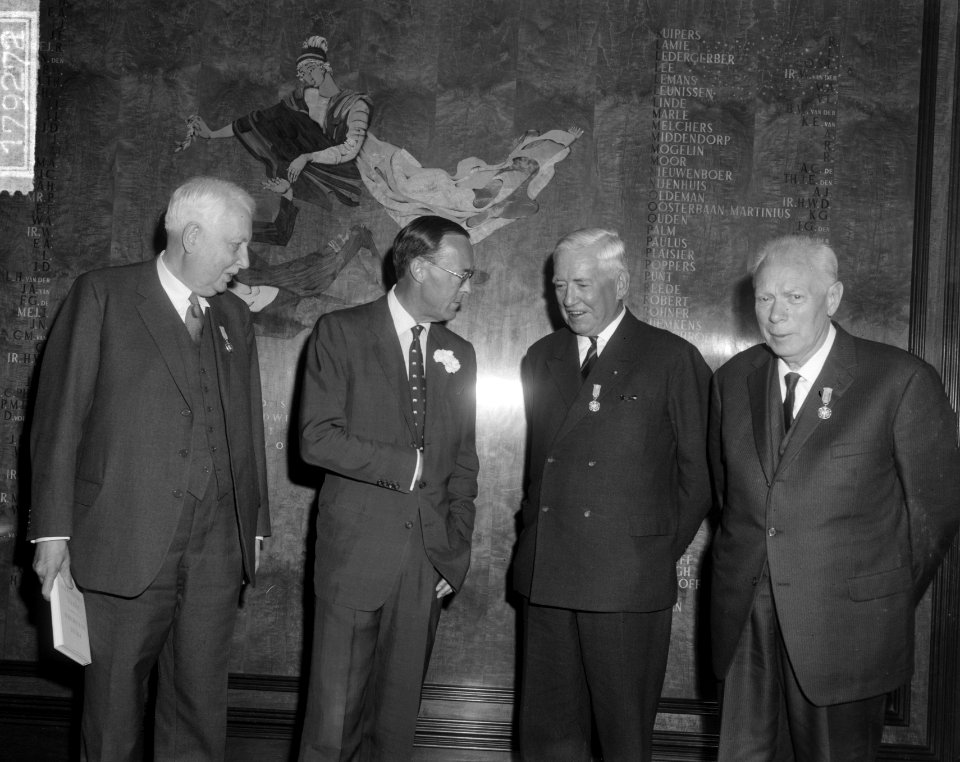 Uitreiking Zilveren Anjers door Prins Bernhard , jhr. Van Lennep en Prins Bernha, Bestanddeelnr 917-9272