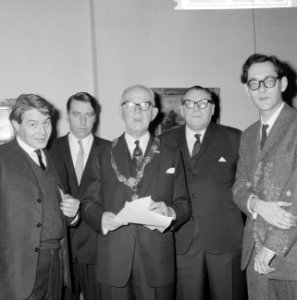 Uitreiking van de letterkundige prijzen van de Jan Campert-stichting door Burgem, Bestanddeelnr 918-5632