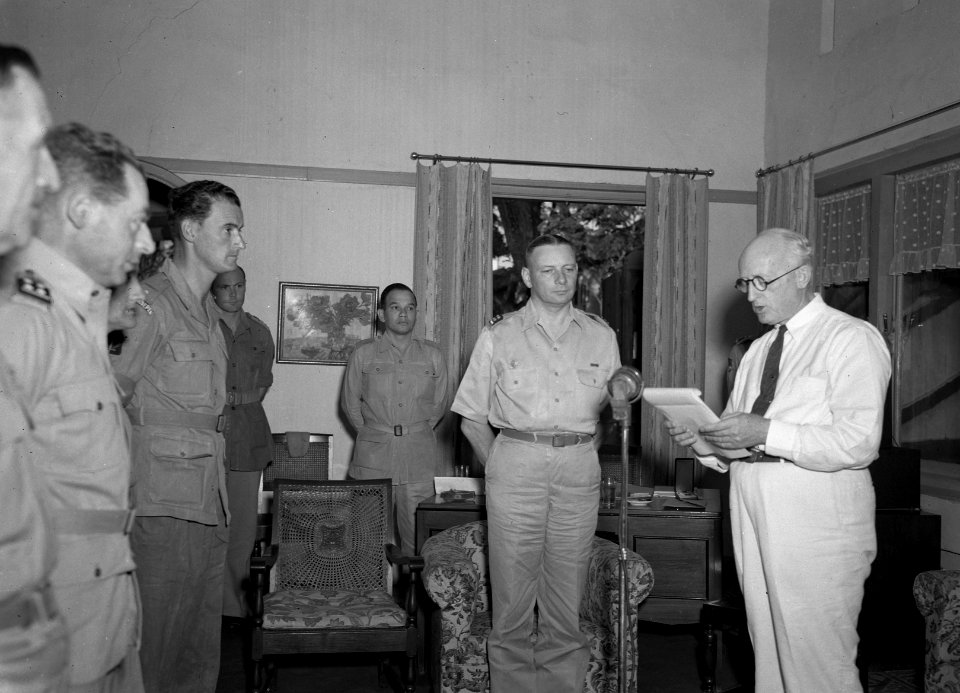 Uitreiking van de Medal of Freedom aan majoor Guillaume Bensen (links) door de A, Bestanddeelnr 11608