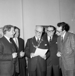Uitreiking van de letterkundige prijzen van de Jan Campert-stichting door Burgem, Bestanddeelnr 918-5629
