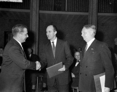 Uitreiking van de prof Van de Leeuwprijs vlnr mr V Scholten , R Esscher , Bestanddeelnr 910-9236