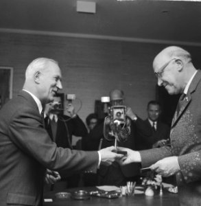 Uitreiking van de Gulden Letter aan de heer Jan Peters door de burgemeester van , Bestanddeelnr 918-5082