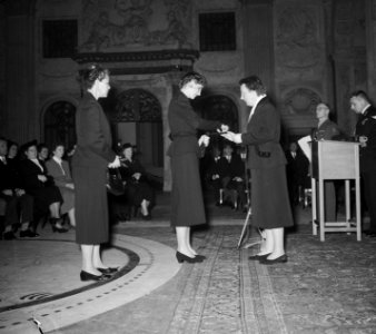 Uitreiking verzetskruisen door koningin Juliana in de Burgerzaal van Het Koninli, Bestanddeelnr 905-4976