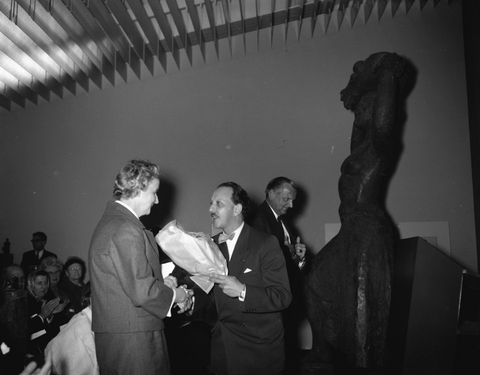 Uitreiking van de Prix de la Critique 1959 door dr. H. Jaffe aan Charlotte van, Bestanddeelnr 910-2148
