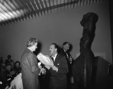 Uitreiking van de Prix de la Critique 1959 door dr. H. Jaffe aan Charlotte van, Bestanddeelnr 910-2148