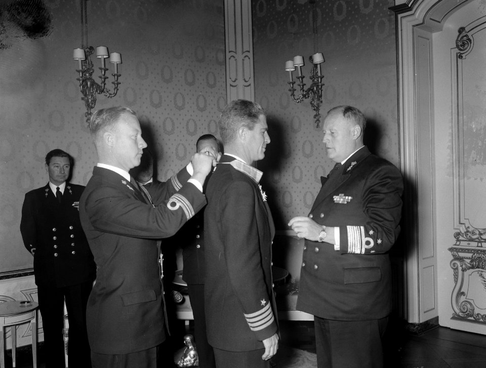 Uitreiking versiersel Orde van Oranje Nassau aan Captain C. U. Bertholf door adm, Bestanddeelnr 907-1799