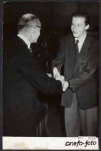 Uitreiking van de Reina Prinsen Geerligsprijs aan de schrijver Harry Mulisch (re, Bestanddeelnr 094-0306