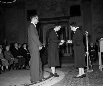 Uitreiking verzetskruisen door koningin Juliana te Amsterdam. Weduwe B. de Boer-, Bestanddeelnr 905-4978