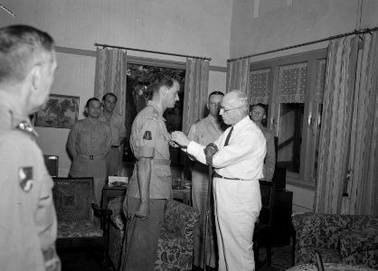 Uitreiking van de Medal of Freedom aan majoor Guillaume Bensen (links) door de A, Bestanddeelnr 11609