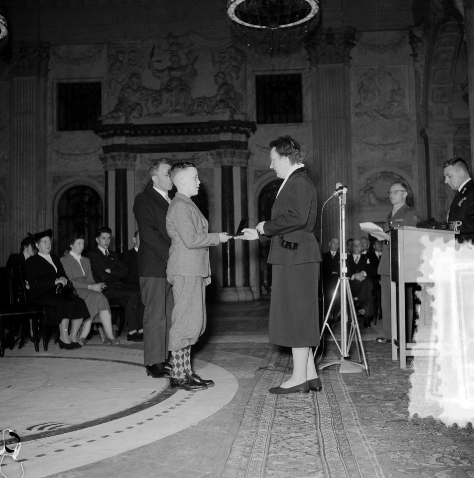 Uitreiking verzetskruisen door koningin Juliana in de Burgerzaal van het Koninkl, Bestanddeelnr 905-4981