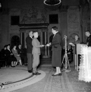 Uitreiking verzetskruisen door koningin Juliana in de Burgerzaal van het Koninkl, Bestanddeelnr 905-4981