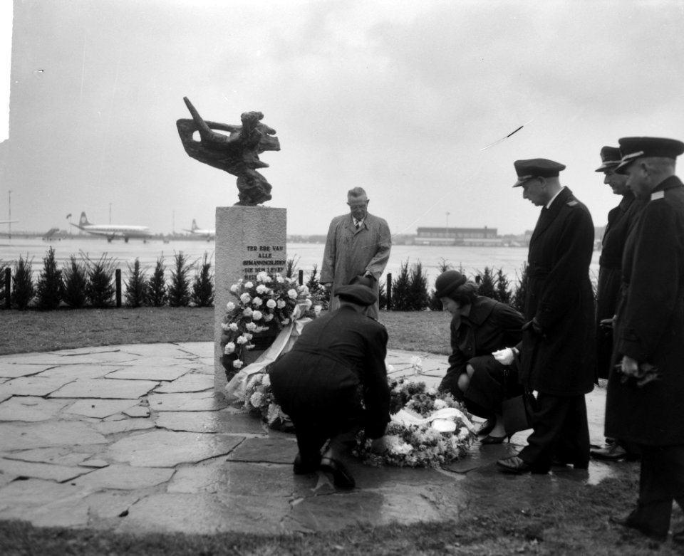 Uitreiking vliegurenpenningen bij de KLM en monumentonthulling, het monument wor, Bestanddeelnr 916-9814