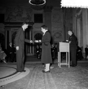 Uitreiking verzetskruisen door koningin Juliana in de Burgerzaal van het Koninkl, Bestanddeelnr 905-4983