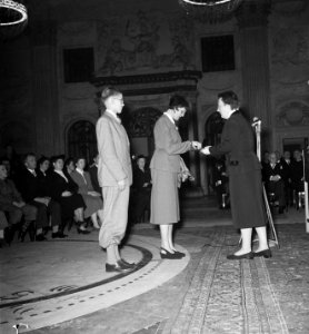 Uitreiking verzetskruisen door koningin Juliana te Amsterdam. Mevrouw M. Th. Bee, Bestanddeelnr 905-4977