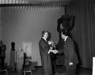 Uitreiking van de Prix de la Critique 1959 door dr. H. Jaffe aan Charlotte van, Bestanddeelnr 910-2150
