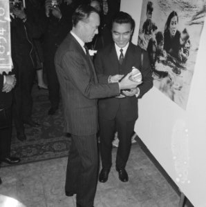 UItreiking World Press Photo 1965, prins Bernhard en prijswinnaar Kyoichi Sawada, Bestanddeelnr 918-5478