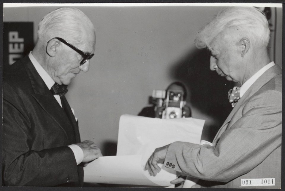 Uitreiking van de Sikkensprijzen links architect Le Corbusier, rechts directeur, Bestanddeelnr 091-1011