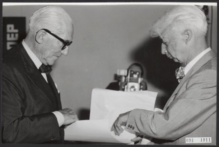 Uitreiking van de Sikkensprijzen links architect Le Corbusier, rechts directeur, Bestanddeelnr 091-1011