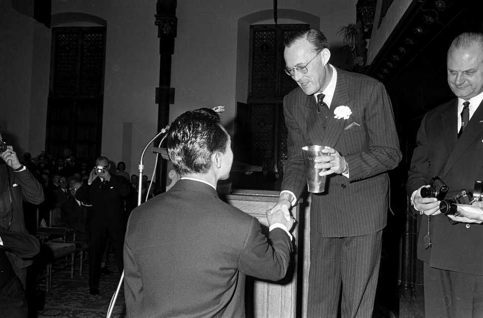 UItreiking World Press Photo 1965 prins Bernhard handen schuddend met de prijsw, Bestanddeelnr 918-5480