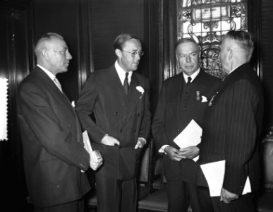 Uitreiking zilveren Anjers door Prins Bernhard in de groep, Bestanddeelnr 907-1865