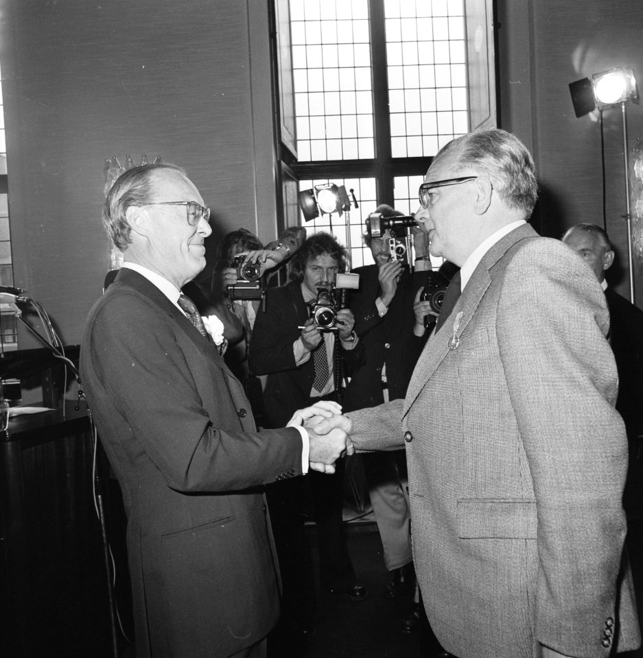 Uitreiking Zilveren Anjers door Prins Bernhard Bernhard speldt Zilveren Anjer , Bestanddeelnr 929-2393