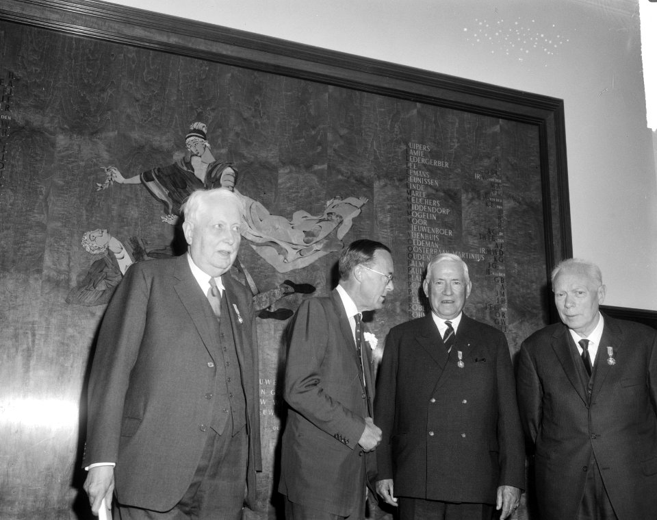 Uitreiking Zilveren Anjers door Prins Bernhard , na de uitreiking v.l.n.r. Van L, Bestanddeelnr 917-9267