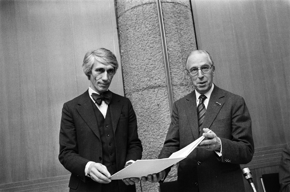 Uitreiking Willem Grollenbergprijs door EG Stijkel (voorziter Kamer van Koopha, Bestanddeelnr 928-9026