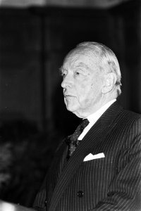 Uitreiking Wateler Vredesprijs aan dr. Van Roijen in Vredespaleis v.m. ambassade, Bestanddeelnr 932-8430