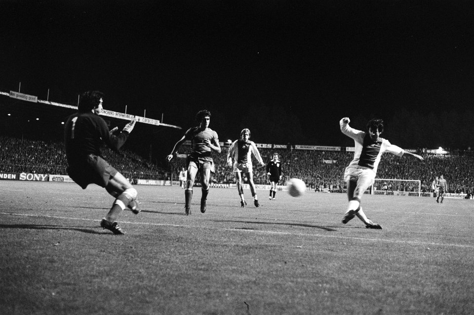 UEFA cup Ajax tegen Atletico Bilbao 3-0, Clarke passeert keeper Iribar (l) voor , Bestanddeelnr 929-9209