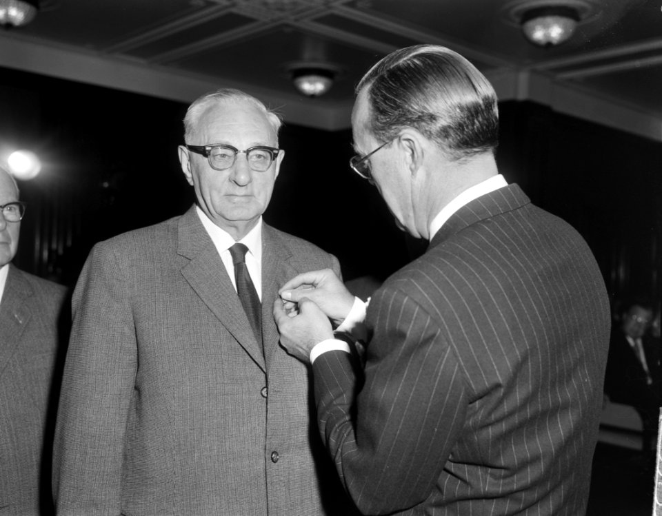 Uitreiking zilveren anjers door prins Bernhard in gebouw NHM. Prins Bernhard rei, Bestanddeelnr 915-3253