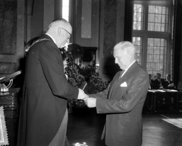 Uitreiking van Oldenbarneveltpenning Ernste, Bestanddeelnr 912-4765