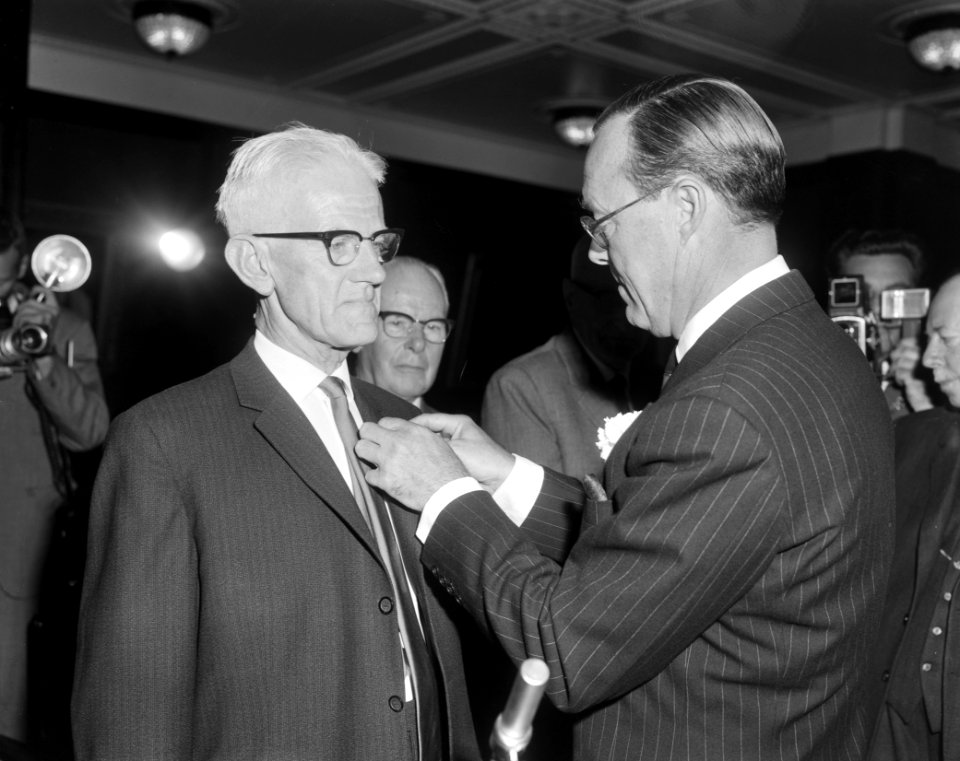 Uitreiking zilveren anjers door prins Bernhard in gebouw NHM. G. D. Swanenburg d, Bestanddeelnr 915-3254