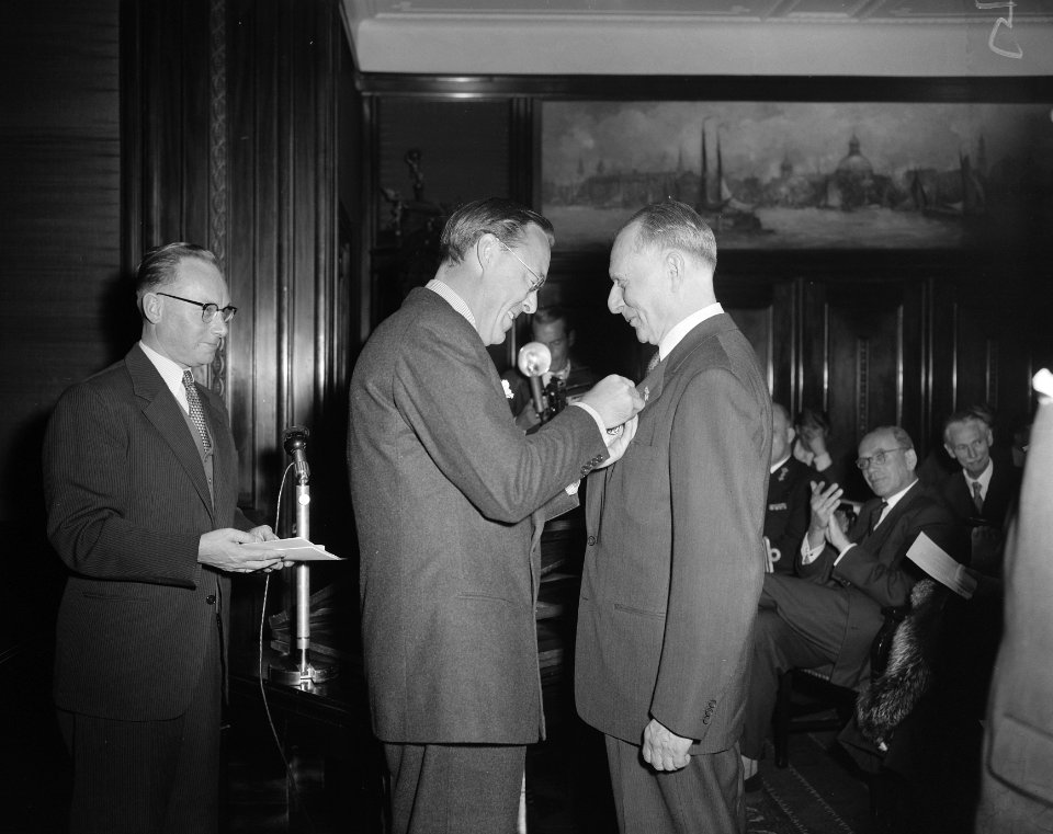 Uitreiking zilveren anjers door prins Bernhard. Frits Lugt (r), Bestanddeelnr 907-8527