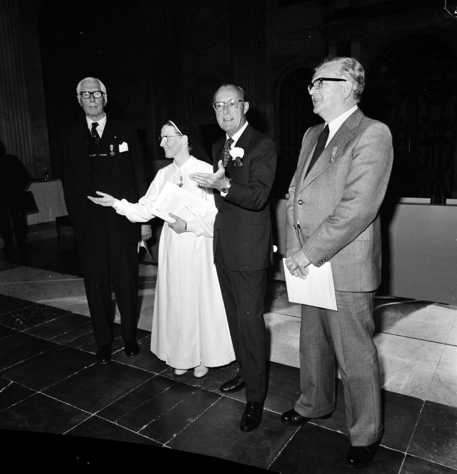 Uitreiking Zilveren Anjers door Prins Bernhard Bernhard met vlnr mr T J, Bestanddeelnr 929-2389