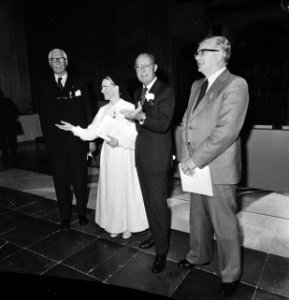 Uitreiking Zilveren Anjers door Prins Bernhard Bernhard met vlnr mr T J, Bestanddeelnr 929-2389