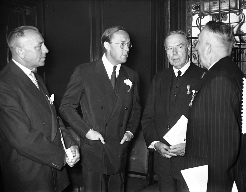 Uitreiking zilveren Anjers door Prins Bernhard in de groep, Bestanddeelnr 907-1863