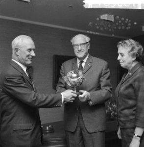 Uitreiking van de Gulden Letter aan de heer Jan Peters door de burgemeester van , Bestanddeelnr 918-5081