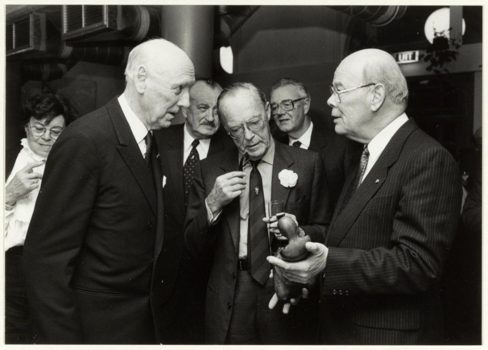 Uitreiking van de Hogenbijl-prijs door Prins Bernhard in het Concetgebouw. Aan links van hem musicoloog Eduard Reeser en rechts de smalfilmer Jan Dekker. NL-HlmNHA 54020732