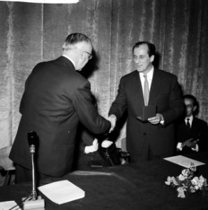 Uitreiking van de toneelprijzen in de Rotterdamse schouwburg Guus Hermus, Bestanddeelnr 911-3030