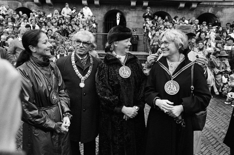 Uitreiking van de ICA-penningen door Sinterklaas. V.l.n.r. Alexandra Radius (bal, Bestanddeelnr 932-3989