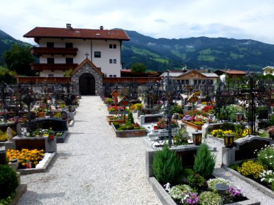 Uderns-Alter-Friedhof-mit-Priestergrab photo
